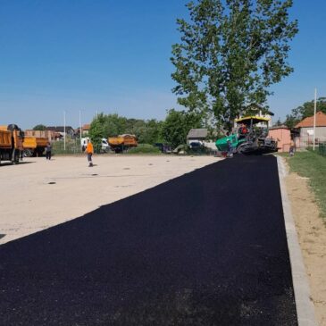 Деца, спортисти и рекреативци у Руменки ускоро добијају ново игралиште, почело асфалтирање површине од 2.000 квадрата