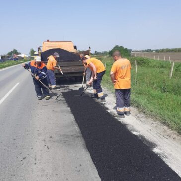 Почеле припреме за асфалтирање Железничке улице у Футогу. У Руменки након асфалтирања настављено уређење банкина
